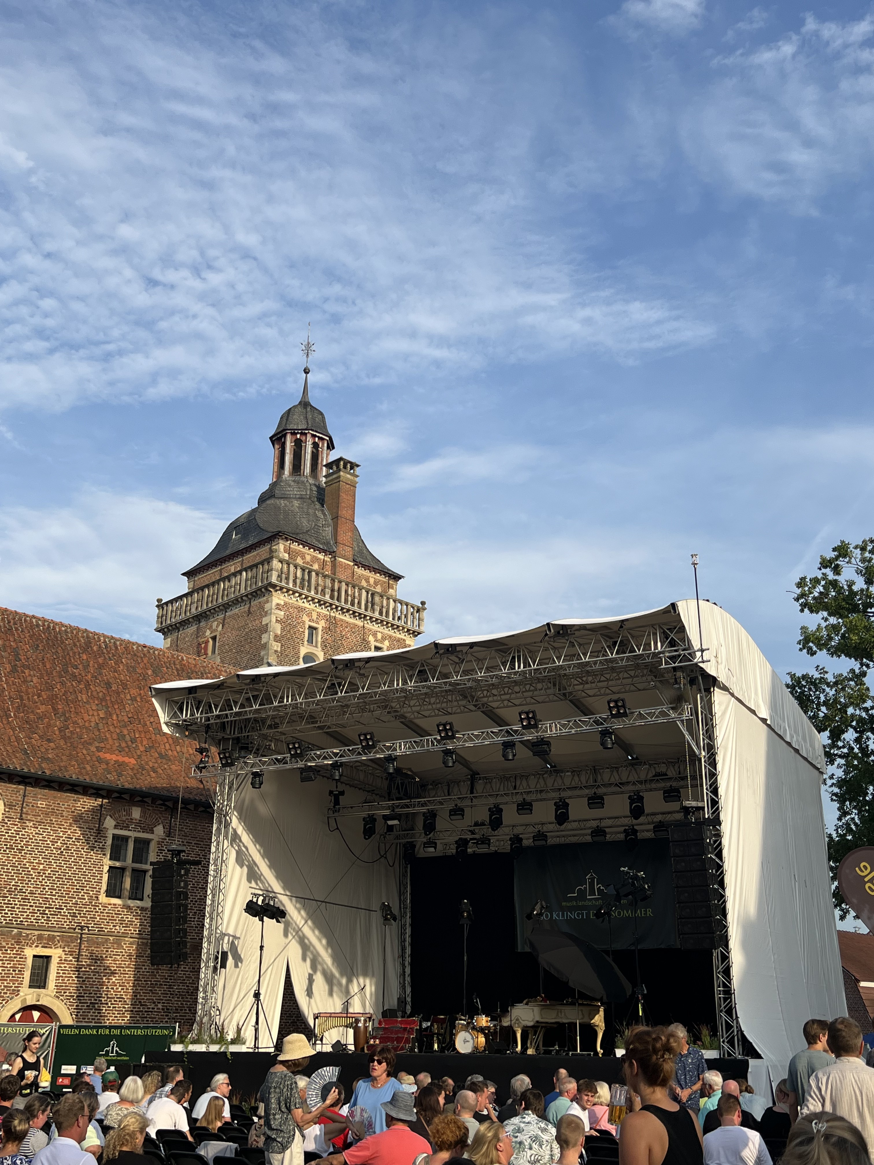 Wave-Stage Raesfeld